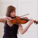 Sandra Haniszewska playing violin Diama / RR Studio