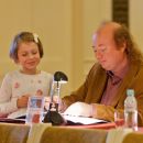 Leonid Kerbel daje dziewczynce autograf / Leonid Kerbel giving autograph to a little girl. / RR Studio